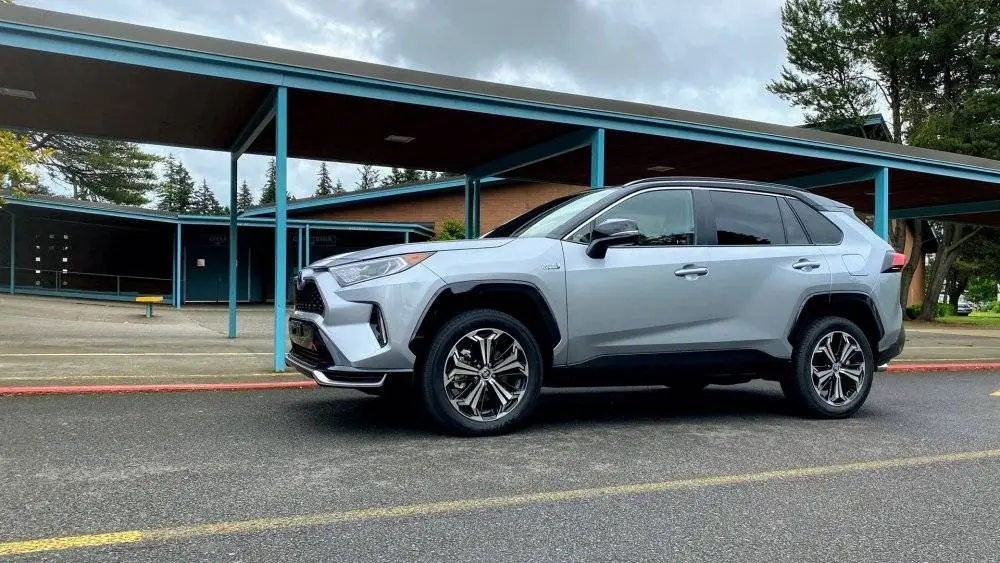 2021-toyota-rav4_100750367.jpg