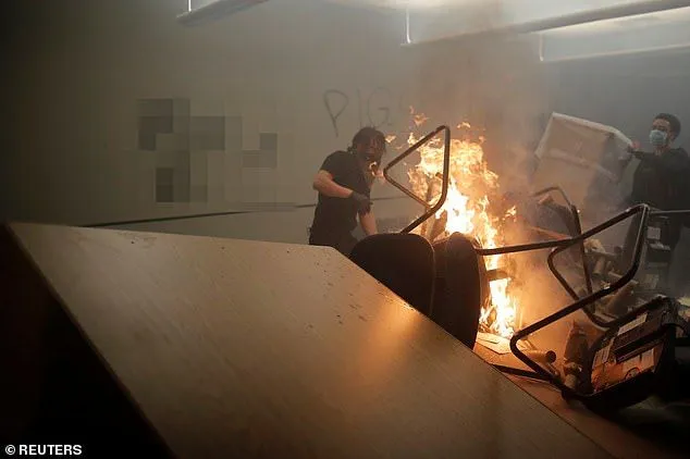 28969224-8372083-Minneapolis_Minnesota_Rioters_pile_furniture_onto_a_bonfire_with-a-26_159084...webp