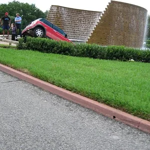 Car in fountain 002.webp