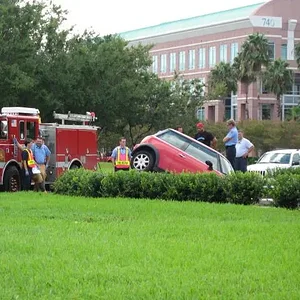 Car in fountain 003.webp