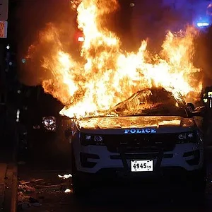 29027364-8373657-New_York_A_New_York_City_Police_Department_vehicle_burns_after_b-a-16_159091...webp