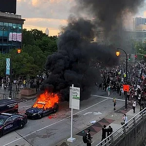28995142-0-Atlanta_Police_cruisers_were_set_on_fire_as_hundreds_of_proteste-a-33_1590815020743.webp