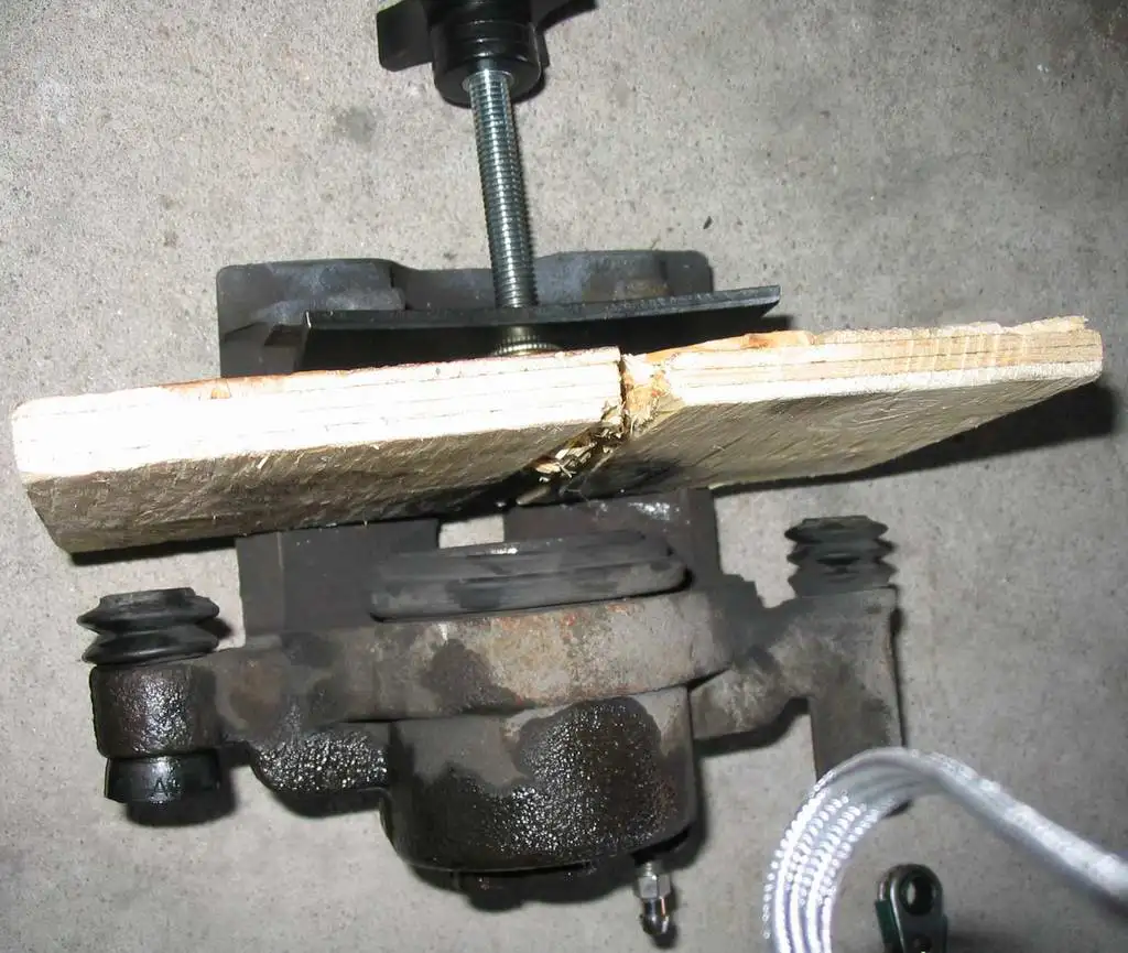 10 Spreader and Wood To Catch Piston.webp