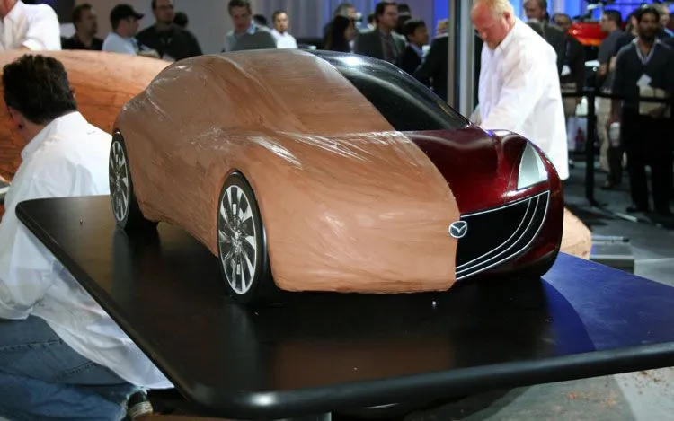 112_2007_los_angeles_07z+2018_mazda3_concept+model_profile.webp