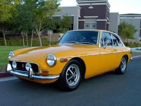 1971_MGB_GT_Hardtop_Front_1.webp