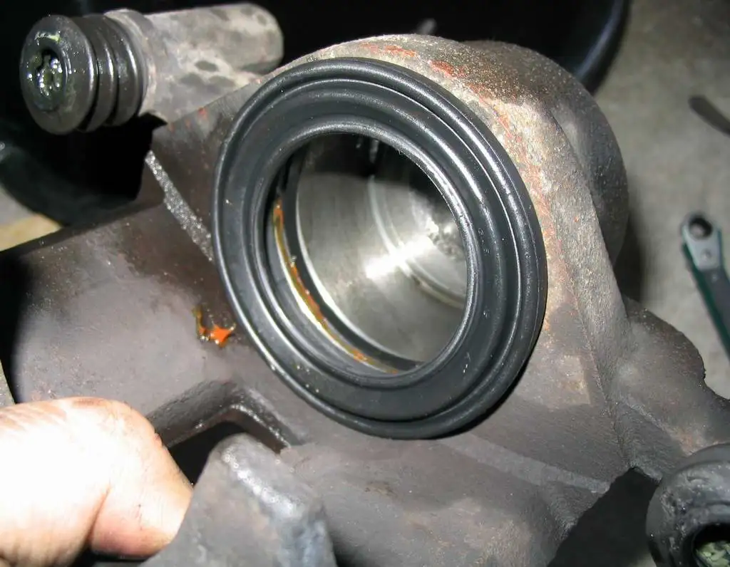 20 The Wrong Way - Dust Seal Without The Piston.webp