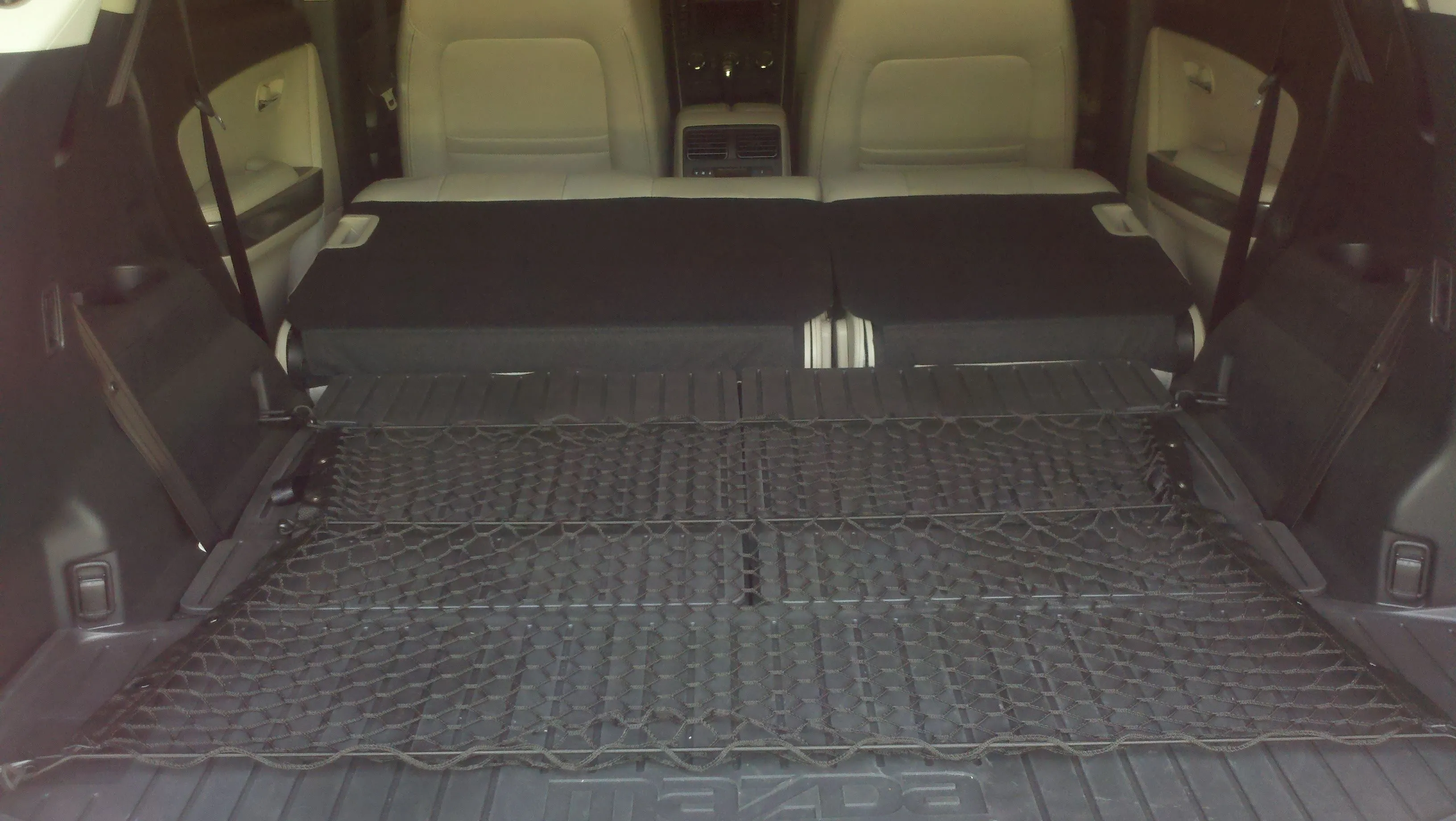 2011_cx-9_cargo_3.jpg