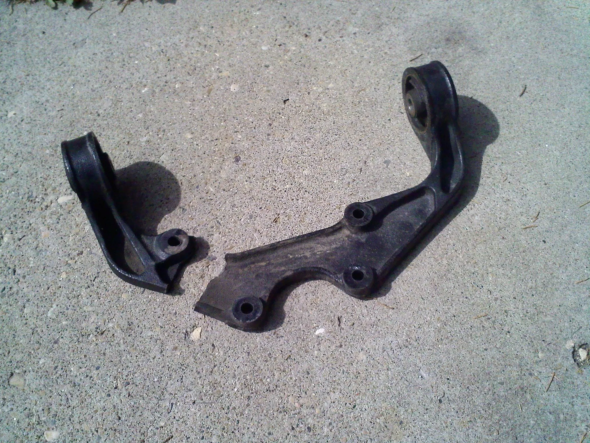 Broken diff mount.jpg