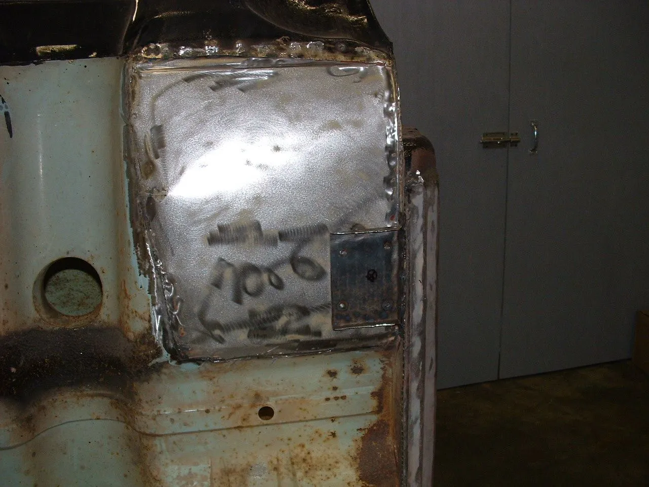 Mazda 1200 floor pan and cab mount.JPG