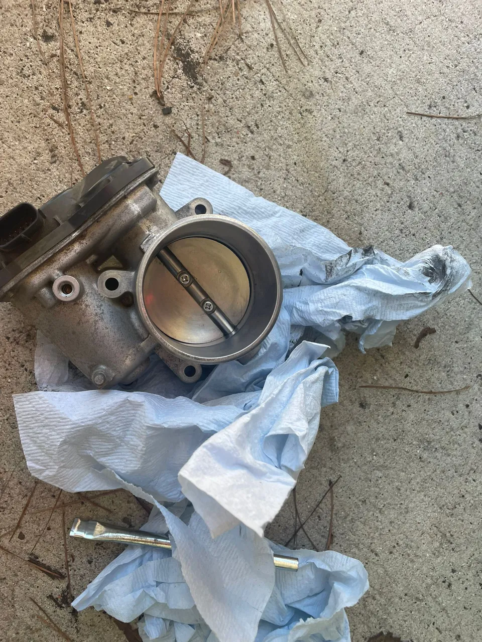 Throttle body clean 1.webp