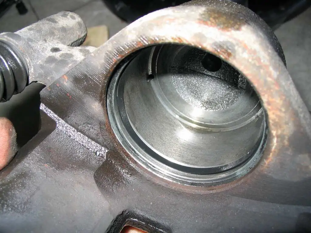 16 After Cleaning - Lube With Fresh Brake Fluid - Insert.webp