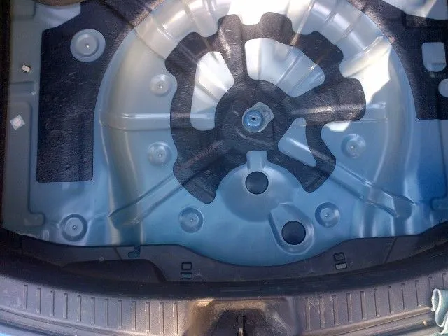2-spareTireWell-empty.jpg