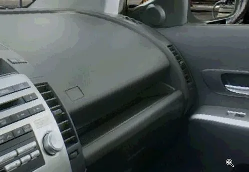 2007_Mazda5_Glove_Europe_right_hand.jpg