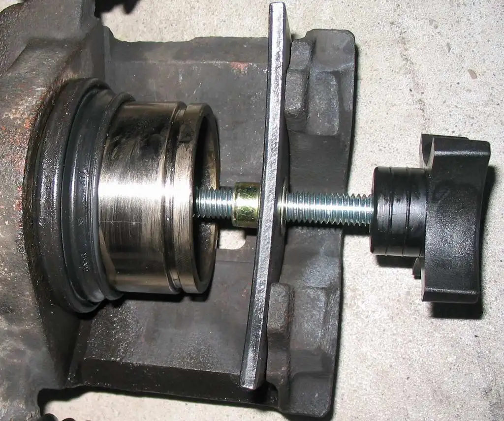 22 Disc Spreader Carefully Pushing In Piston.webp