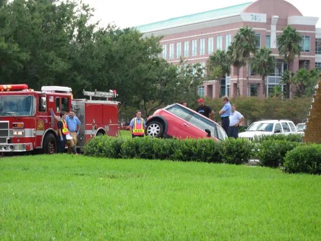 Car in fountain 003.webp