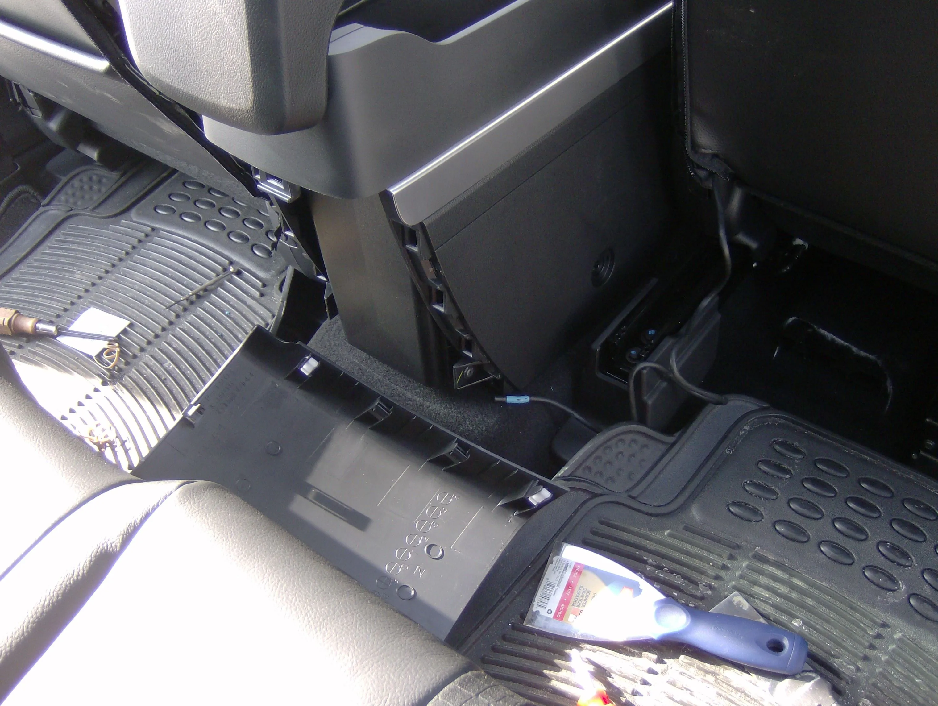 CX-7 DVD Headrests 016.jpg