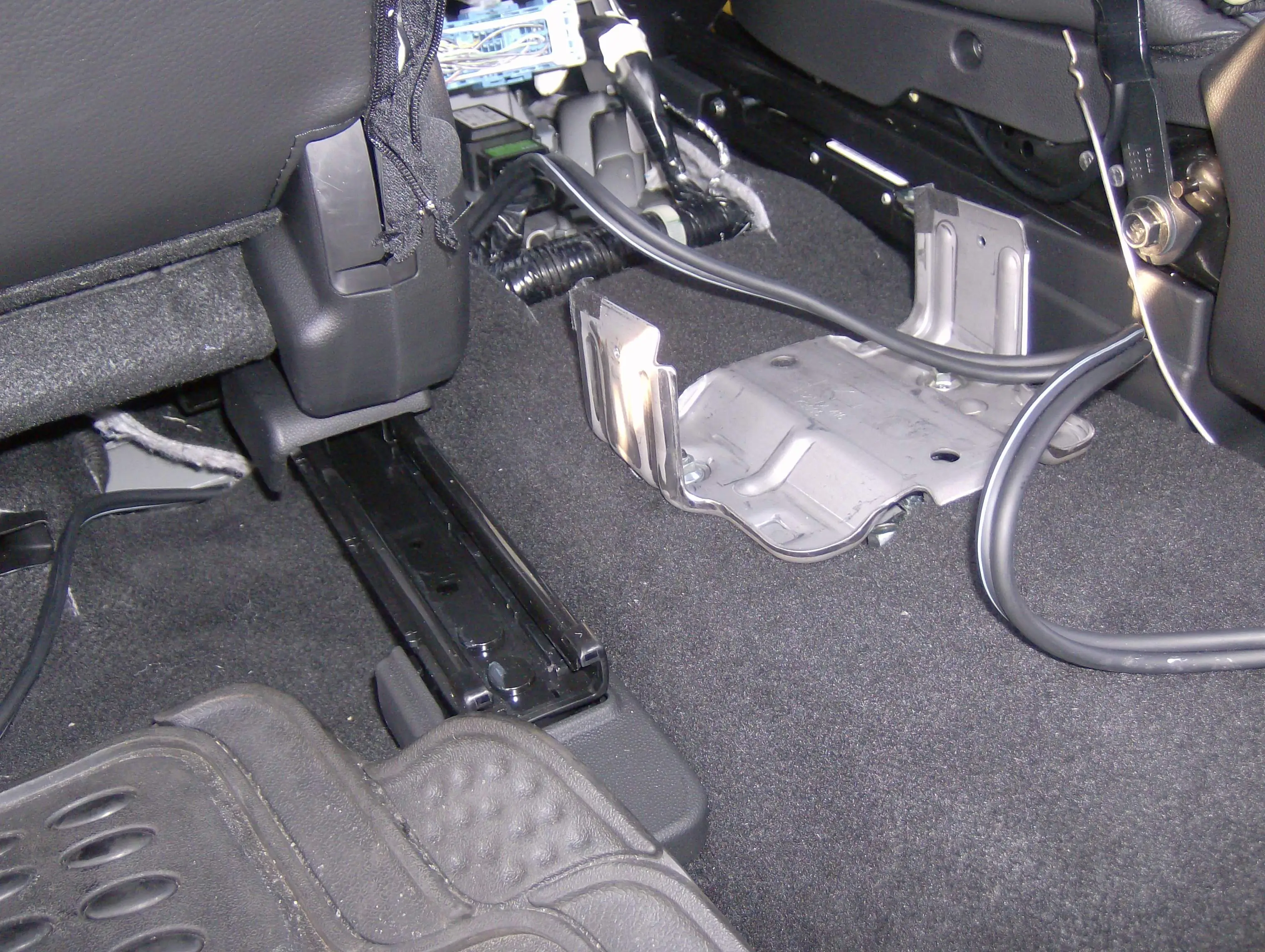 CX-7 DVD Headrests 024.jpg
