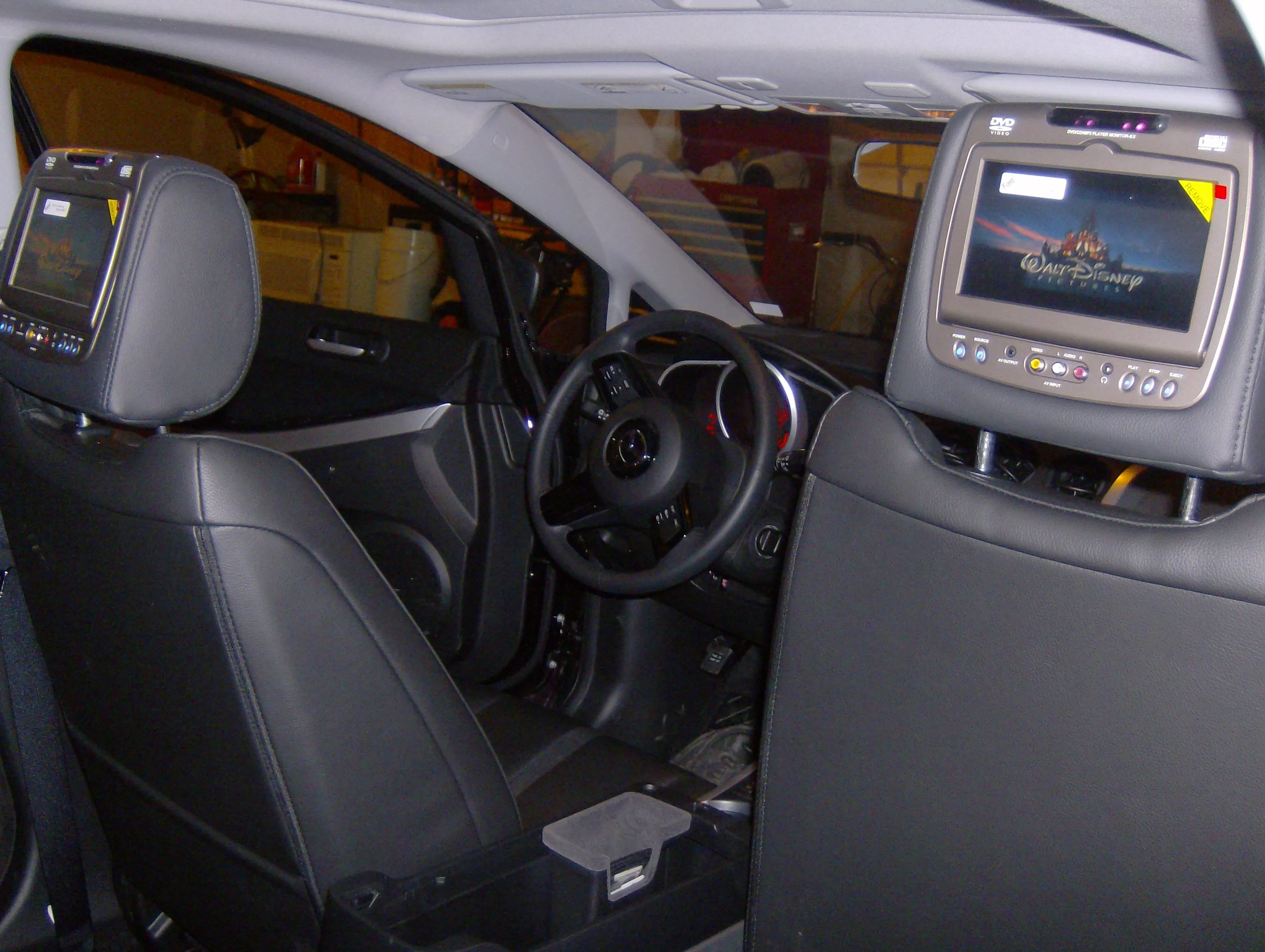 CX-7 DVD Headrests 030.jpg