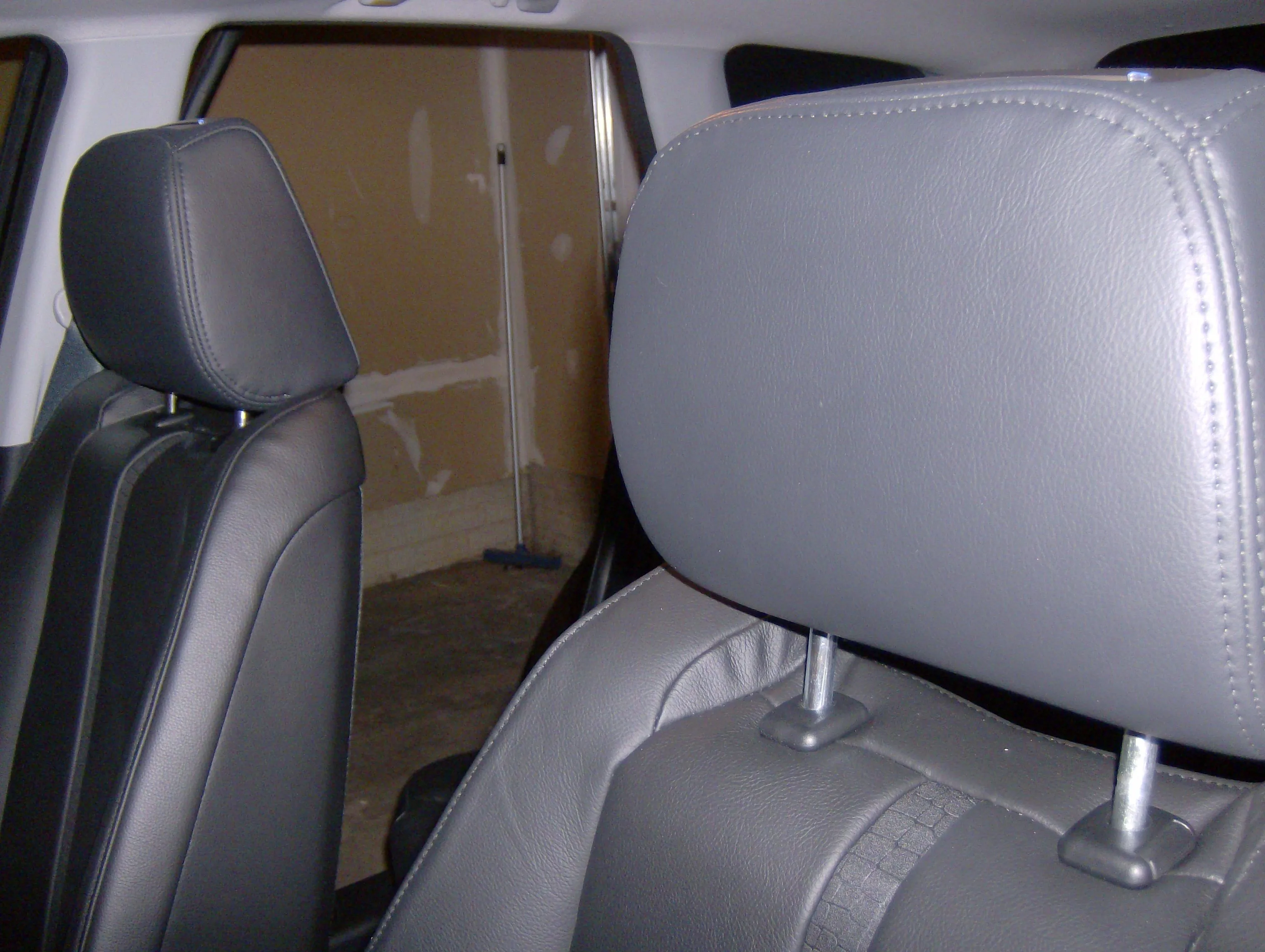 CX-7 DVD Headrests 034.jpg