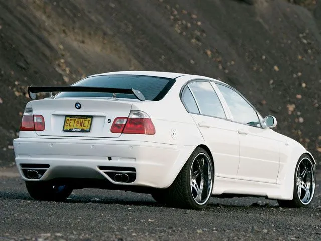 eurp_0708_03_z+2000_bmw_323i+rear_view.webp
