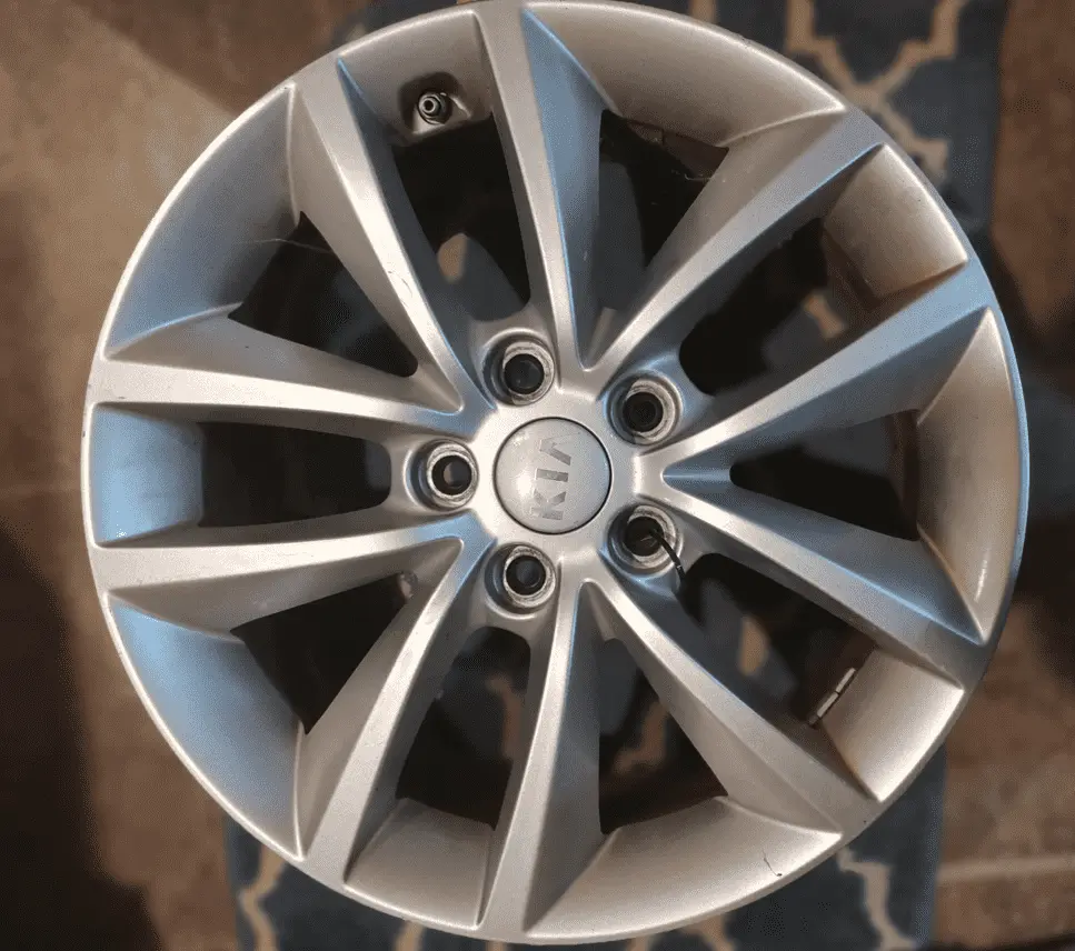 Kia 17 inch rim.png