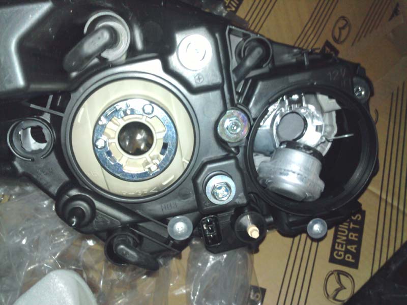 Mazda-2-headlight-1.jpg