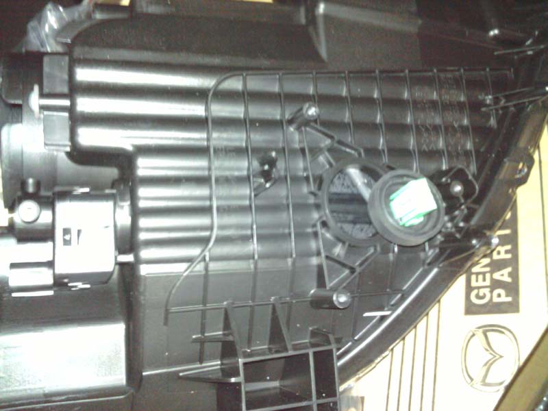 Mazda-2-headlight-3.jpg