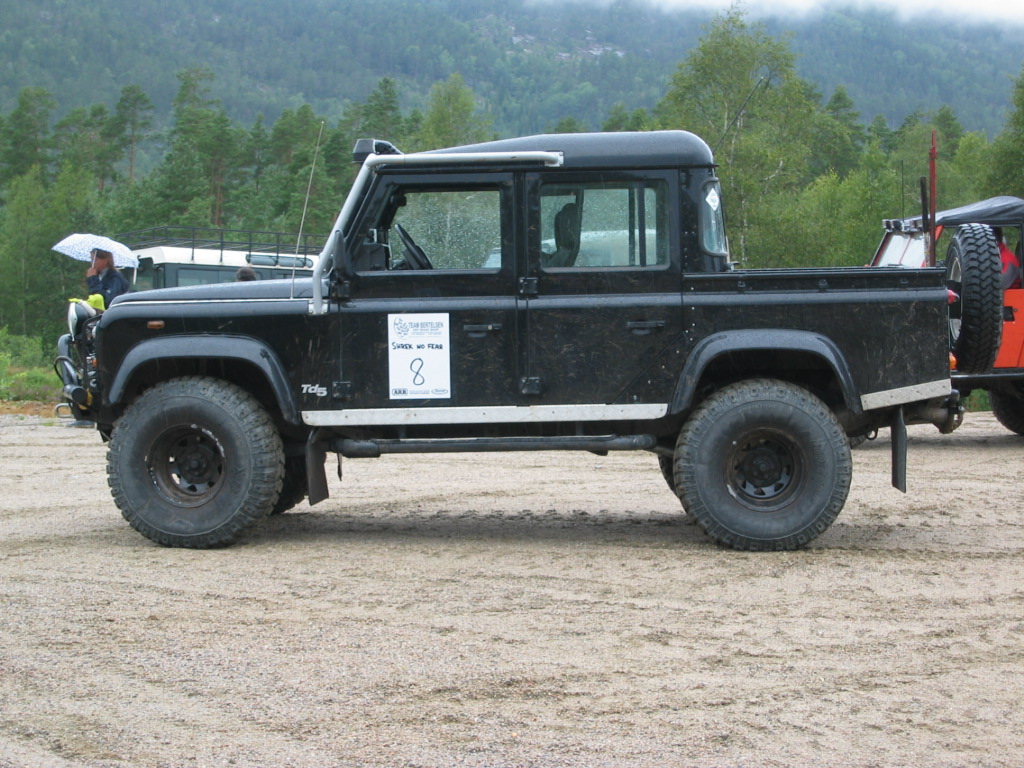 Land_Rover_Defender_110_Crew_Cab.jpg