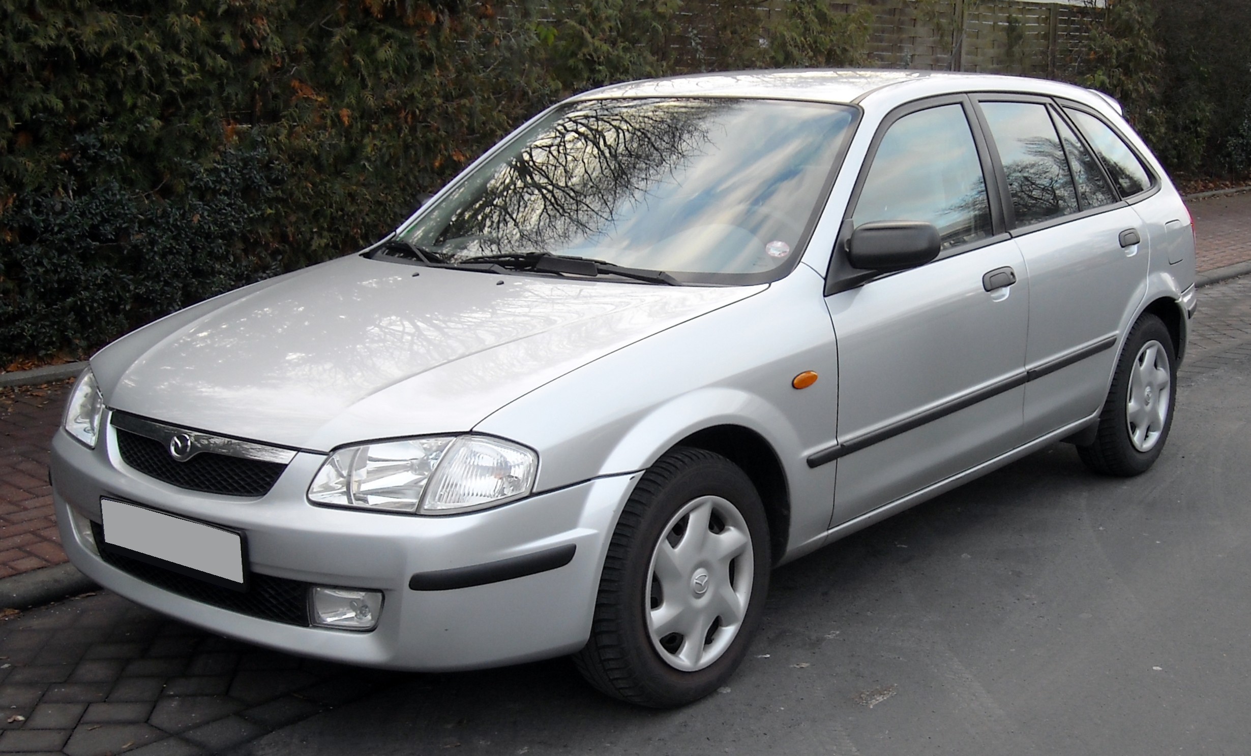 Mazda_323F_front_20081127.jpg