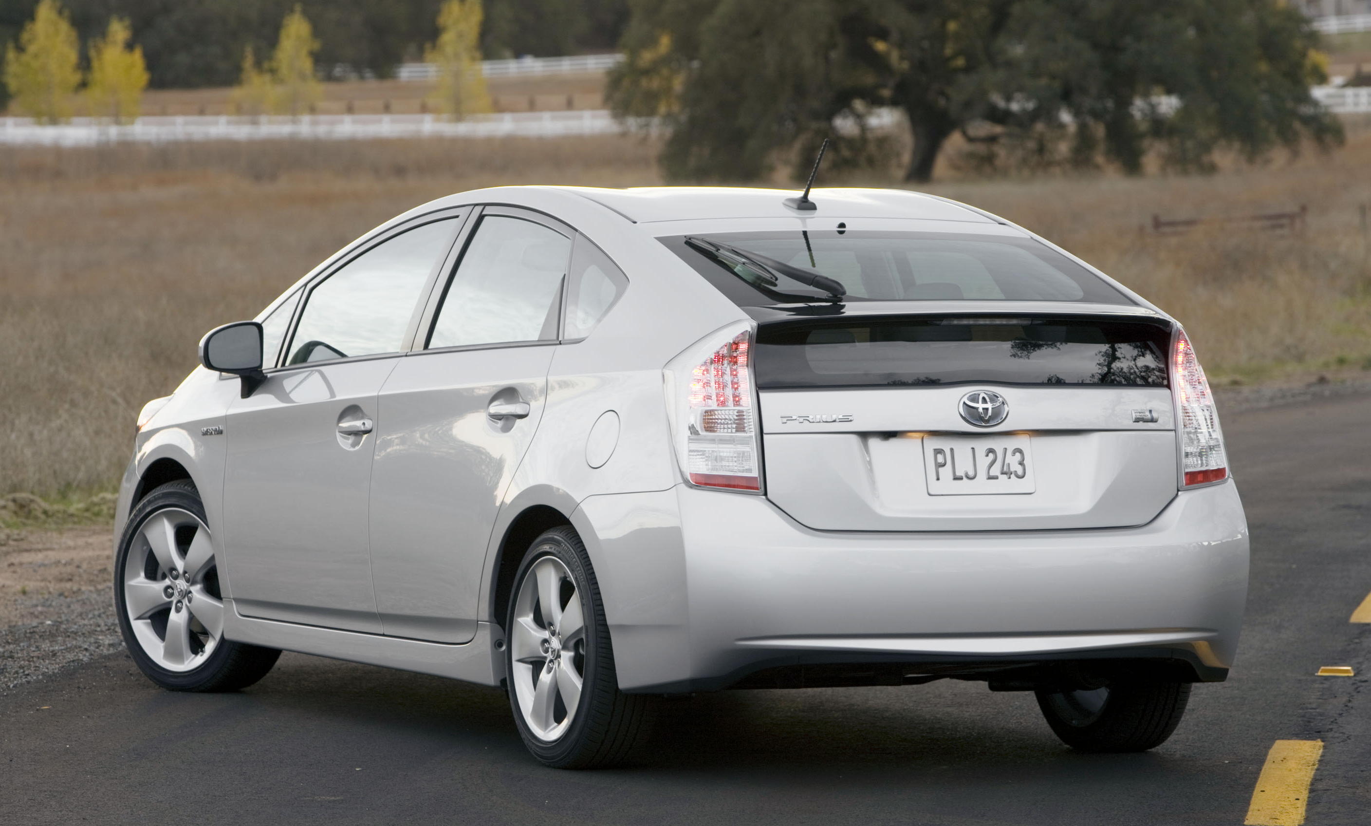 10-toyota-prius-rear.jpg