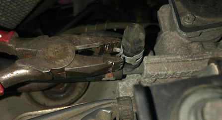 17_remove_the_coolant_bleed_point_constant_pressure_clamp_f11018e75d13ab803865a88b2ce44080b8affc6a.png